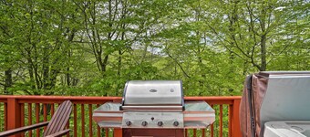 Family-friendly Hancock Home: Walk to Slopes!