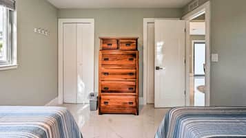 Apartment (2 Bedrooms) | 2 bedrooms, iron/ironing board, bed sheets