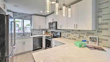 Apartemen (2 Bedrooms) | Dapur pribadi | Microwave, oven, kompor, dan mesin pencuci piring