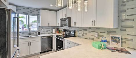 Apartment (2 Bedrooms) | Private kitchen | Microwave, oven, stovetop, dishwasher