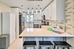 Apartment (2 Bedrooms) | Private kitchen | Microwave, oven, stovetop, dishwasher