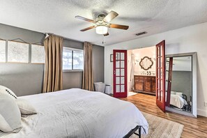 House (3 Bedrooms) - Pet-friendly Austin Ranch Home w/ Fire Pit! (Austin)