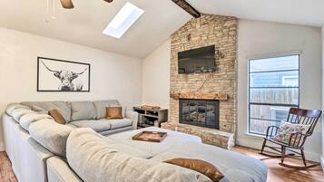 Casa (3 Bedrooms) | Área de sala de estar | Televisión y chimenea