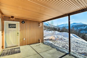 Interior - Anchorage Getaway w/ Mtn Views < 5 Mi to Zoo! (Anchorage)
