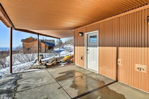 Interior - Anchorage Getaway w/ Mtn Views < 5 Mi to Zoo! (Anchorage)