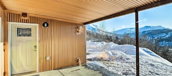 Anchorage Getaway w/ Mtn Views < 5 Mi to Zoo!