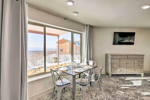 Apartment (0 Bedroom) | Interior - Anchorage Getaway w/ Mtn Views < 5 Mi to Zoo! (Anchorage)