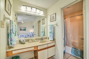 Apartment (2 Bedrooms) | Interior - Waterfront Luxury House: Dock, Fire Pit & Fishing (Corpus Christi)