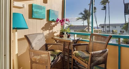 Sunny Central Condo: Lanai & Community Pool Access