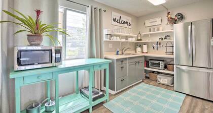 Sunny Central Condo: Lanai & Community Pool Access