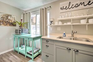 Apartment (1 Bedroom) | Interior - Sunny Central Condo: Lanai & Community Pool Access (Kailua-Kona)