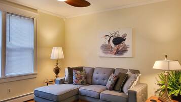 Casa (4 Bedrooms) | Área de sala de estar | Televisión, tenis de mesa y libros