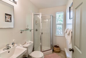 Dusch, hårtork, handdukar och tvål