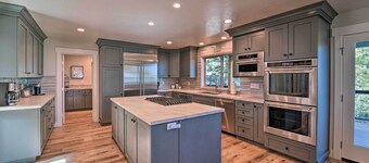 Hot Tub, Pool Table: Luxe Reno Chalet w/ Mtn View!