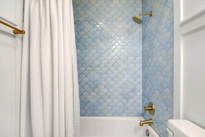 Shower - Central Ocean City Getaway Next to Jolly Roger! (Ocean City)
