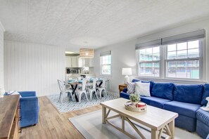 Living area - Central Ocean City Getaway Next to Jolly Roger! (Ocean City)