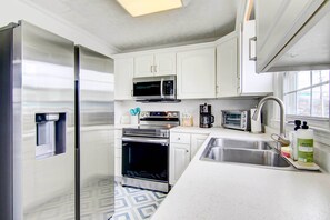 Microwave, oven, stovetop, dishwasher - Central Ocean City Getaway Next to Jolly Roger! (Ocean City)