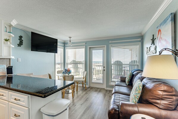 Apartment (1 Bedroom) | Front of property - Beachside Condo w/ Pool & Hot Tub in Galveston! (Galveston)