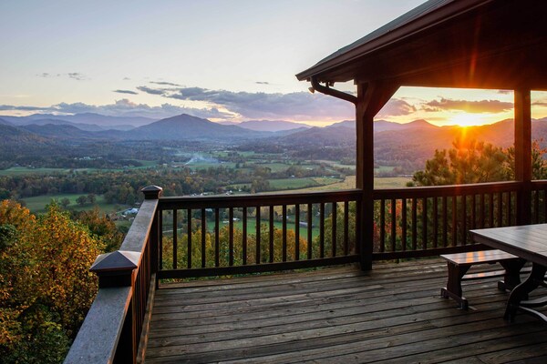 Smoky Mountain Retreat W/ Hot Tub, Arcade Games - Pigeon Forge, TN