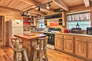 Talo (2 Bedrooms) | Yksityinen keittiö | Mikroaaltouuni, uuni, liesi, astianpesukone