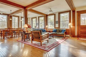 House (5 Bedrooms) | Interior