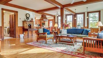 House (5 Bedrooms) | Interior