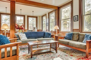 House (5 Bedrooms) | Interior