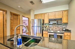 Apartment (2 Bedrooms) | Interior - Cozy Branson Getaway ~ 2 Mi to Silver Dollar City! (Branson West)