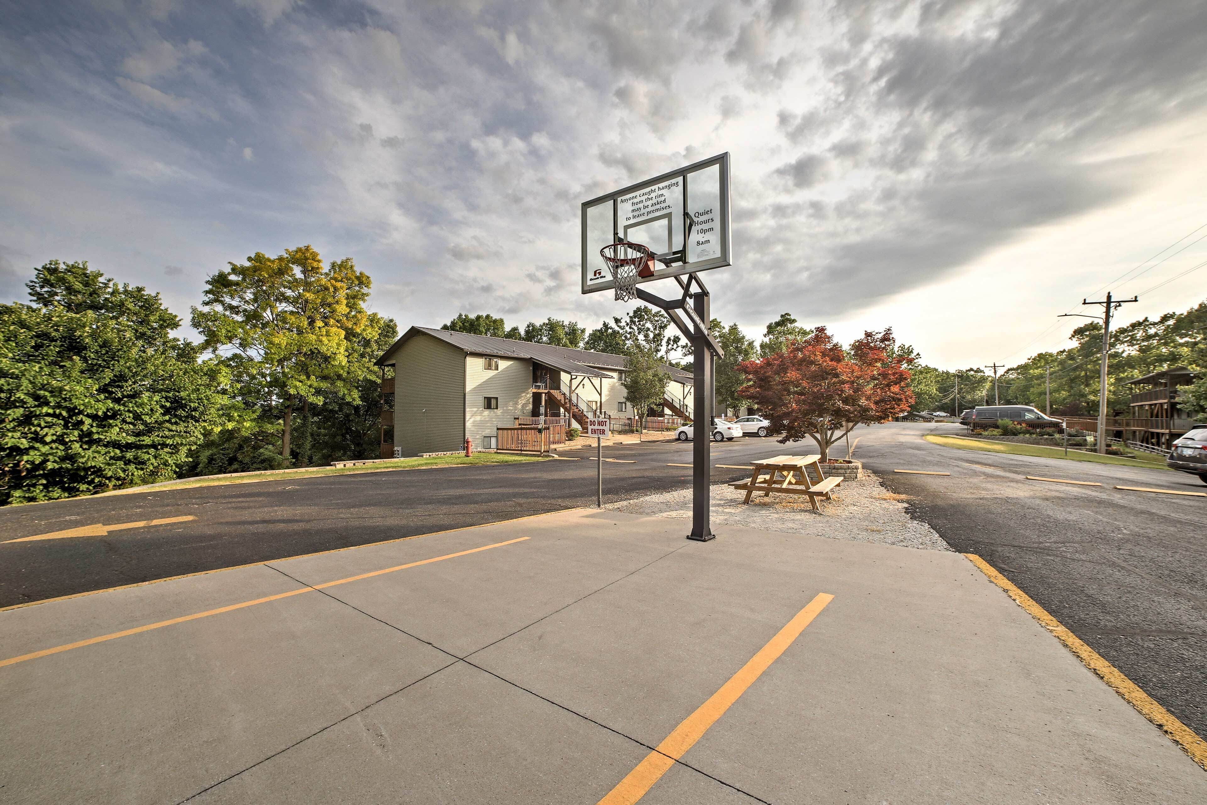 A basketball hoop with a sign indicating quiet hours from 8am to 10am.