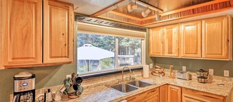 Quaint Priest Lake Cabin w/ Patio < 1 Mi to Lake!