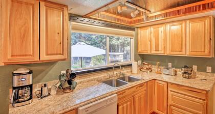 Quaint Priest Lake Cabin w/ Patio < 1 Mi to Lake!