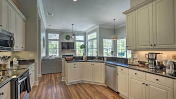 House (4 Bedrooms) | Interior