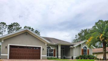 House (4 Bedrooms) | Front of property