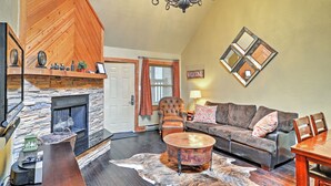 Interior - Angel Fire Condo w/ Fireplace: Half-mi to Ski Lift (Angel Fire)