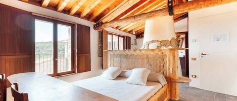 10 bedrooms, iron/ironing board, WiFi, bed sheets