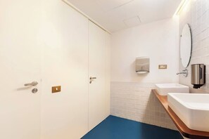 Bañera, secador de pelo y toallas