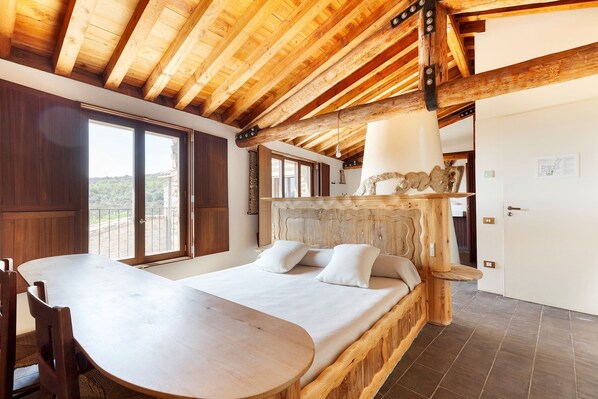 10 slaapkamers, een bureau, een strijkplank/strijkijzer, internet