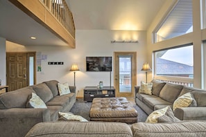 Interior - Logan Road Lookout, Lincoln City Home w/ Game Room (Lincoln City)