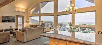 Logan Road Lookout, Lincoln City Home w/ Game Room