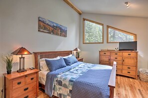 2 bedrooms, iron/ironing board, free cots/infant beds, bed sheets - Creekside Mtn House w/ Deck: 8 Mi to Idaho Springs (Dumont)