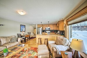 Apartment (1 Bedroom) | Interior - Lake Pend Oreille Condo w/ Porch & Mountain View! (Sandpoint)