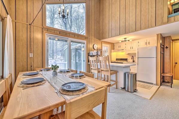 Cottage (2 Bedrooms) | Dining
