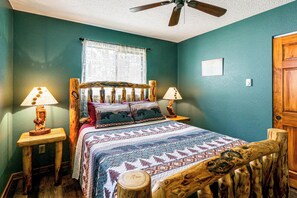 Interior - 3BR Cabin Near Rmnp Sweeping Views + Fireplace (Estes Park)