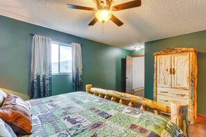 House (3 Bedrooms) | Interior - Idyllic Cabin w/ Grill & Panoramic Mtn Views! (Estes Park)