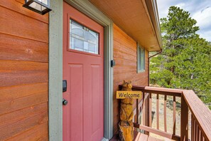 Interior - 3BR Cabin Near Rmnp Sweeping Views + Fireplace (Estes Park)