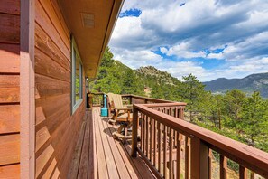 Interior - 3BR Cabin Near Rmnp Sweeping Views + Fireplace (Estes Park)