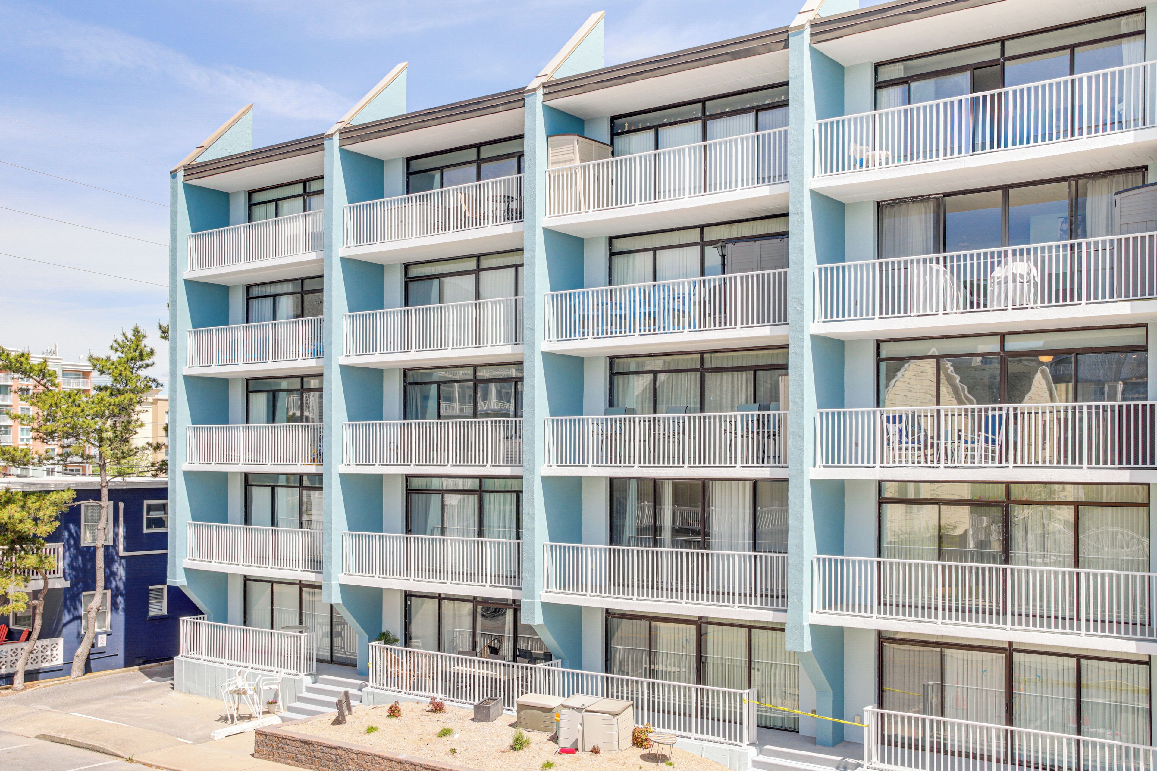 Un hôtel à plusieurs étages, doté de balcons, de grandes fenêtres et d’une façade plane.