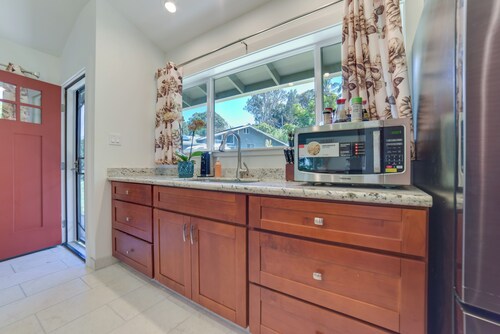 Bright Haiku Studio: Patio + Rainforest View