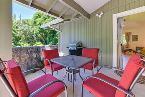Interior - Bright Haiku Studio: Patio + Rainforest View (Haiku)