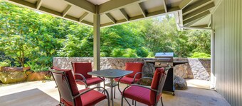 Bright Haiku Studio: Patio + Rainforest View